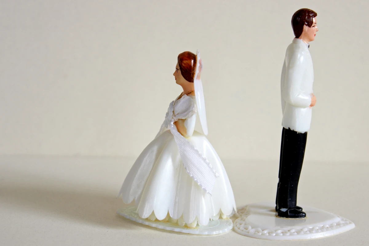 Le divorce à l'amiable en ligne sans juge : une procédure simplifiée pour un nouveau départ